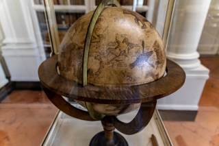 Antico Globo celeste (1551) conservato in una teca posta nella sala lettura della Biblioteca