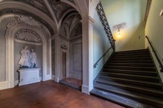 Ingresso della biblioteca e scale di accesso al primo piano